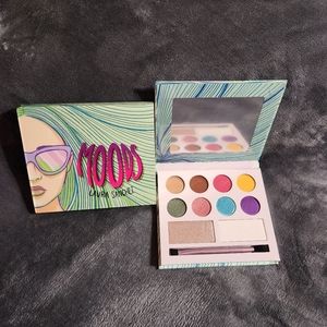 Moods Eyeshadow Palette with brush by Laura Sanchez